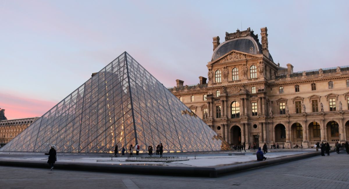 Nft exposition to showcase 12 distinctive global digital artists in louvre palace