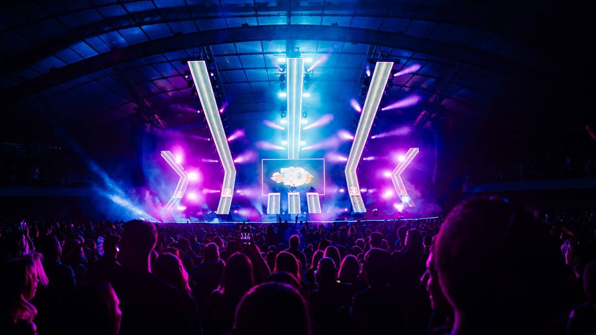 What makes flocoin backed by eventflo the best altcoin to watch in 2025?